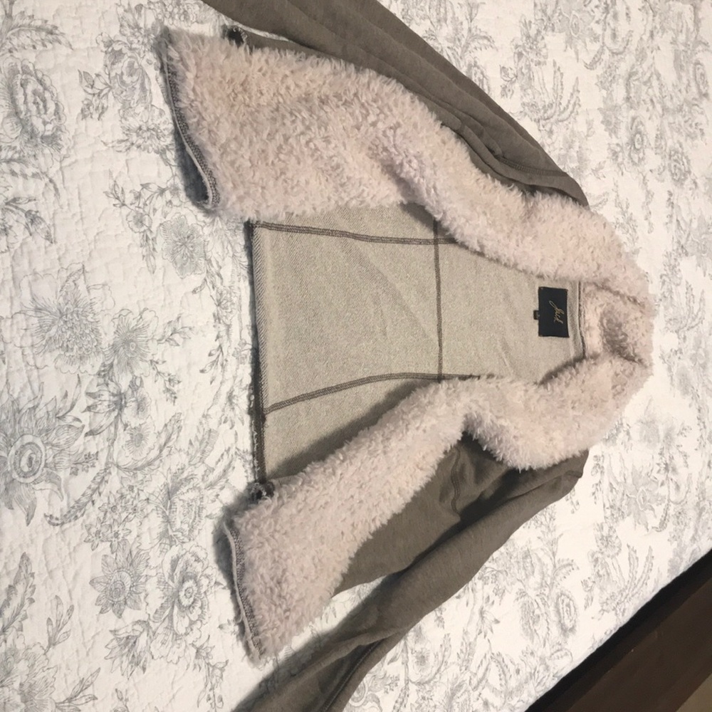 Jacket with faux fur.